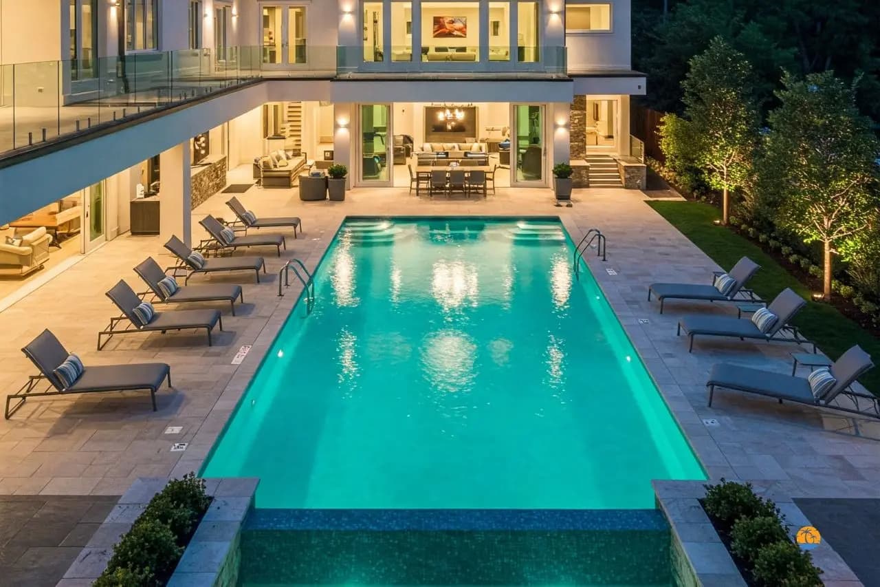 Pokój dwuosobowy z nowoczesnym oświetleniem