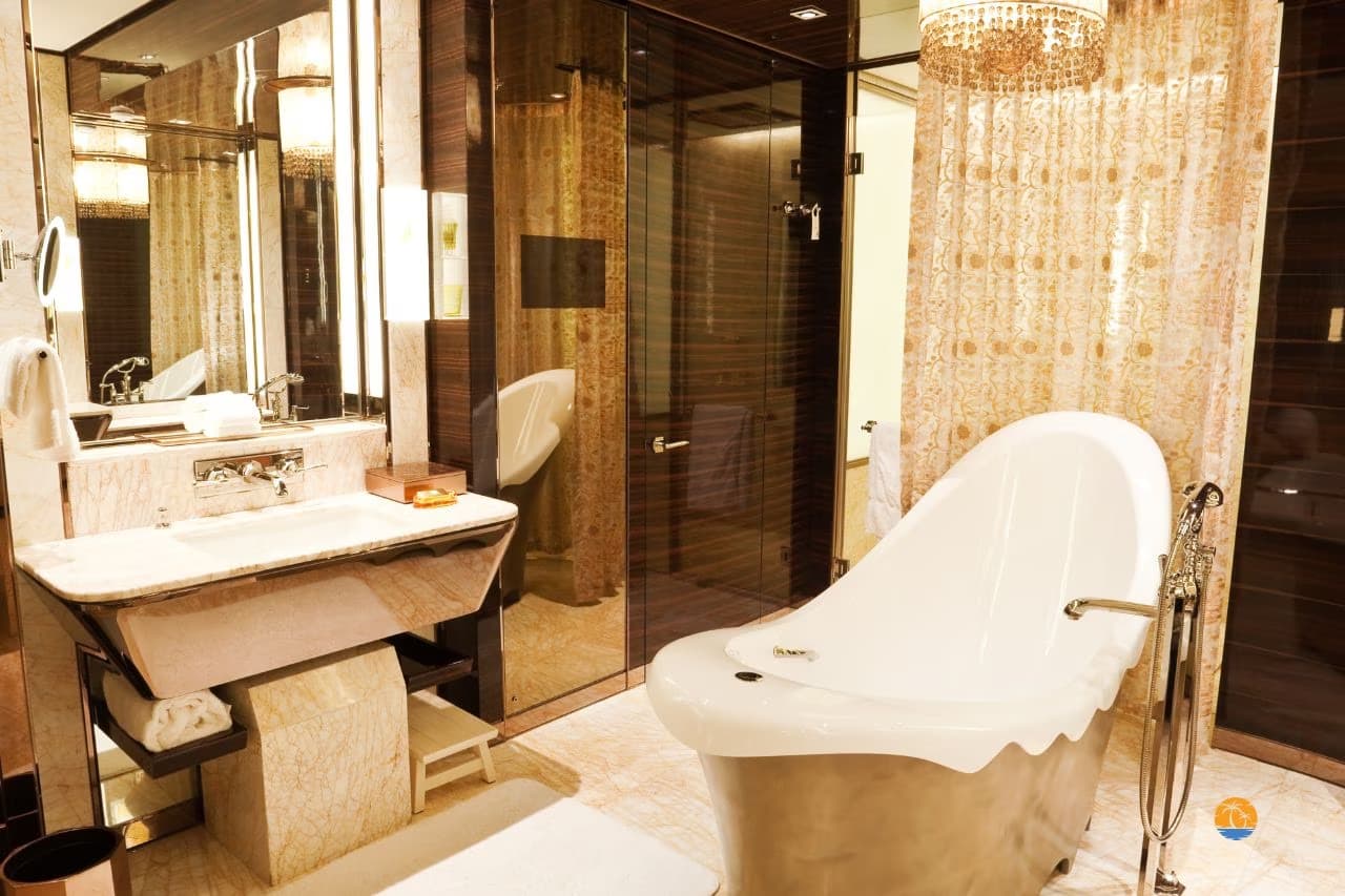 Restauracja hotelowa z drewnianym wystrojem i dekoracjami