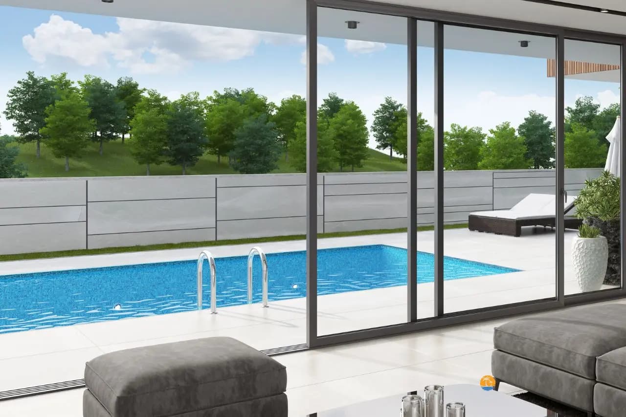 Basen hotelowy — strefa wellness z leżakami