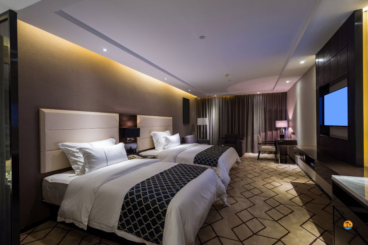 Pokój Deluxe – elegancki, nowoczesny pokój z dwoma łóżkami, nastrojowym oświetleniem i telewizorem na ścianie